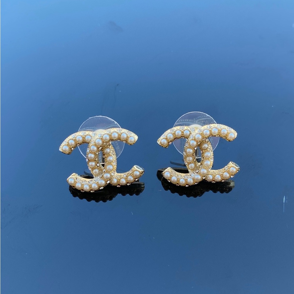 CHANEL Cream and Gold Pearl Earrings